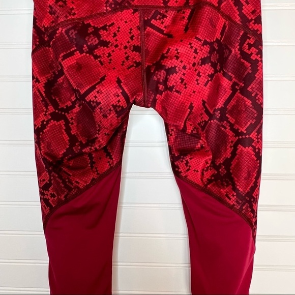 Lululemon Vent It Out Crop Mini Ziggy Snake Red Tide Cranberry / Cranberry Sz 4 - Picture 4 of 13